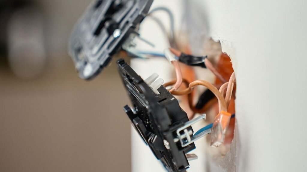 Wenn beim Einstecken plötzlich Funken sprühen: typische Situationen im Alltag